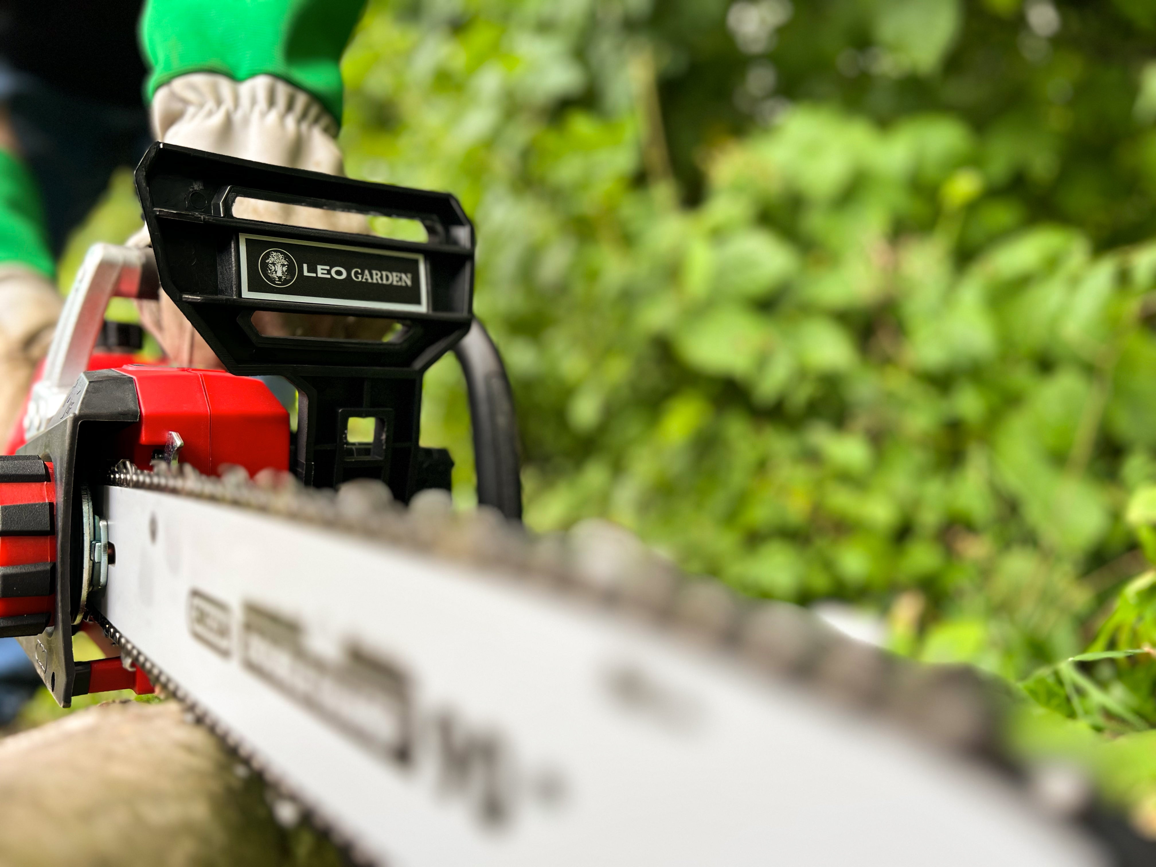 Wartung von Akku-Gartengeräten: Praktische Tipps von LEO Garden
